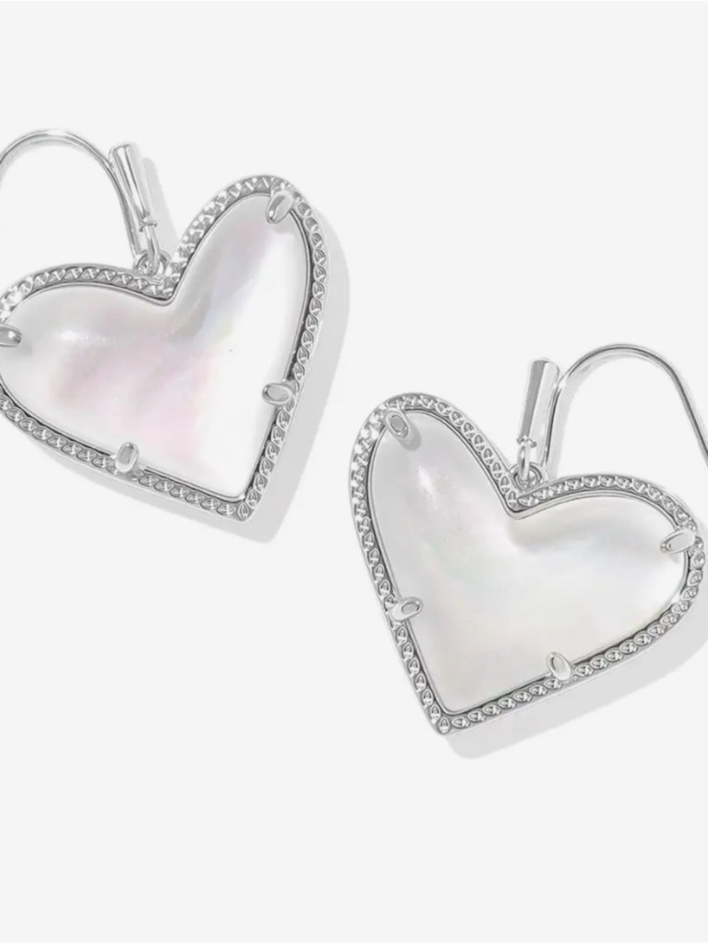 NWOT Kendra Scott
Ari Heart Statement Drop
Earrings